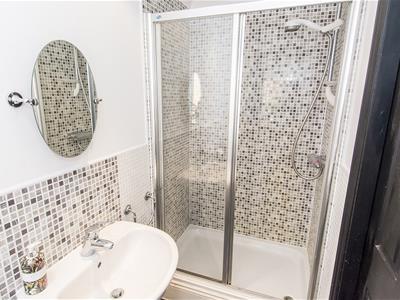 En-suite Photo 2